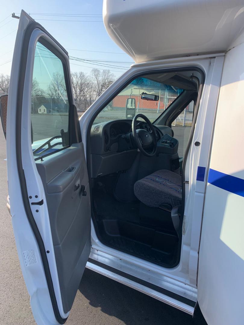 2004 White Ford E450 with an 6.8L V10 engine, Auton transmission, 0.000000, 0.000000 - 2004 Ford E-450 – 6.8L V10 – Auto – Electric Entrance Door – 25 passengers + Driver – High Back Reclining Seats – Aisle Sliders – Overhead Luggage – Reading Lights – Stainless Wheel Simulators – Front/Rear AC- Rear Door - Photo#8