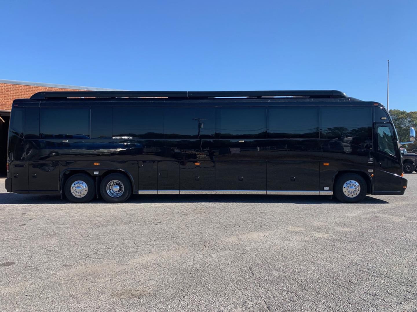 2006 Black MCI E4500 with an Caterpillar D13 Diesel engine, Allison transmission, 0.000000, 0.000000 - 2006 MCI – Caterpillar D13 Diesel, Allison Trans, 45’ Long, Front Lounge, Kitchen, Bath w/Shower, Rear Lounge (could convert to Bedroom), Closet Space, 2 Electric Awnings, 2 Roof A/C w/Heat Strips, 20KW EPS Diesel Generators, Aluminum Wheels, Interior by Amadas, One Owner, Garage Kept. - Photo#2