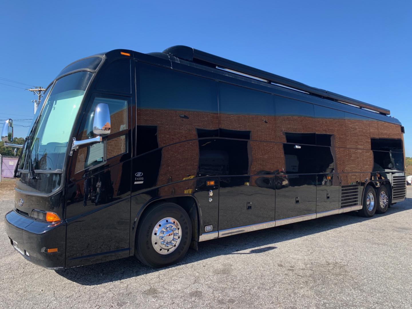 2006 Black MCI E4500 with an Caterpillar D13 Diesel engine, Allison transmission, 0.000000, 0.000000 - 2006 MCI – Caterpillar D13 Diesel, Allison Trans, 45’ Long, Front Lounge, Kitchen, Bath w/Shower, Rear Lounge (could convert to Bedroom), Closet Space, 2 Electric Awnings, 2 Roof A/C w/Heat Strips, 20KW EPS Diesel Generators, Aluminum Wheels, Interior by Amadas, One Owner, Garage Kept. - Photo#7