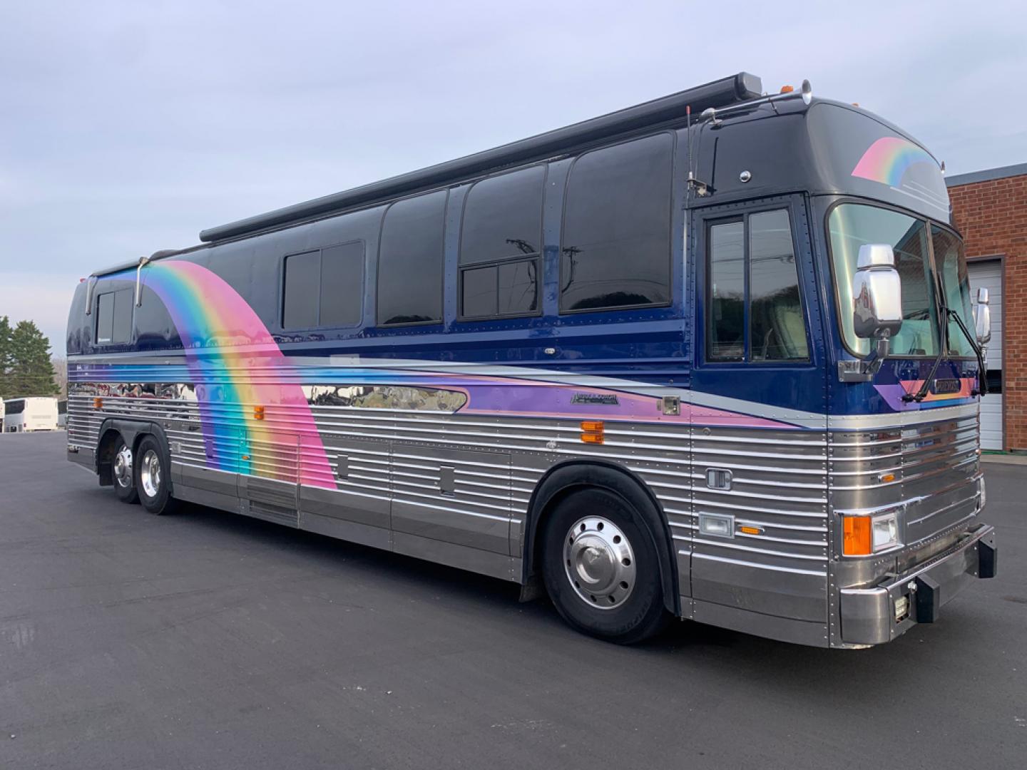 1989 Prevost XL with an 8V-92 Detroit Diesel engine, Allison transmission, located at 1725 US-68 N, Bellefontaine, OH, 43311, (937) 592-5466, 40.387783, -83.752388 - 1989 PREVOST XL - 8V-92 Detroit Diesel Engine, - Allison Automatic Transmission - Aluminum Wheels - Martin Diesel Generator - 3 Cruise Air Units - 40' Long - Electric Awning - Front Lounge – Kitchen - Restroom with Shower - Rear Bedroom - Angola Coach – Mileage TMU - Photo#1