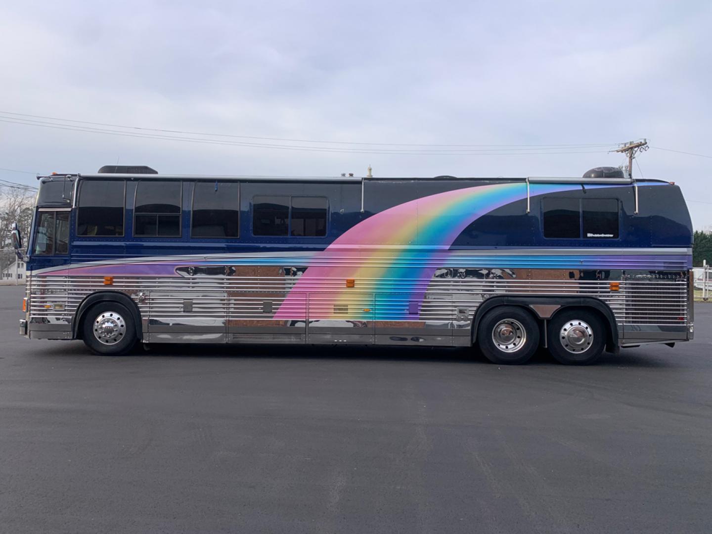 1989 Prevost XL with an 8V-92 Detroit Diesel engine, Allison transmission, located at 1725 US-68 N, Bellefontaine, OH, 43311, (937) 592-5466, 40.387783, -83.752388 - 1989 PREVOST XL - 8V-92 Detroit Diesel Engine, - Allison Automatic Transmission - Aluminum Wheels - Martin Diesel Generator - 3 Cruise Air Units - 40' Long - Electric Awning - Front Lounge – Kitchen - Restroom with Shower - Rear Bedroom - Angola Coach – Mileage TMU - Photo#4