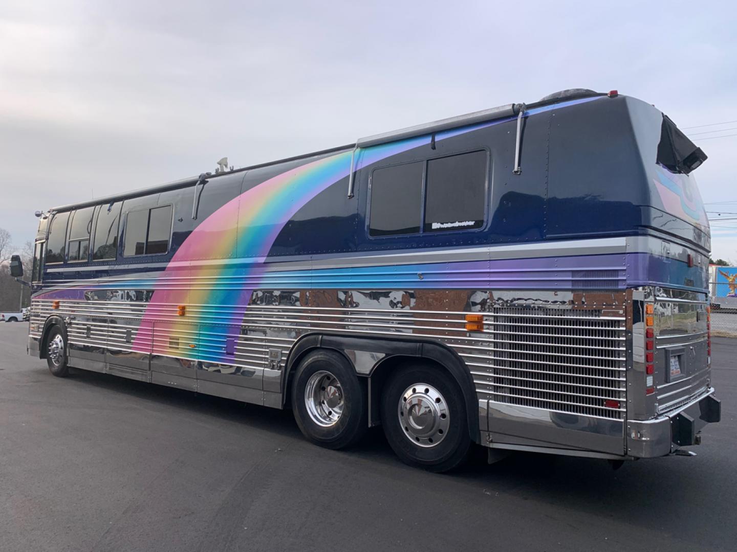 1989 Prevost XL with an 8V-92 Detroit Diesel engine, Allison transmission, located at 1725 US-68 N, Bellefontaine, OH, 43311, (937) 592-5466, 40.387783, -83.752388 - 1989 PREVOST XL - 8V-92 Detroit Diesel Engine, - Allison Automatic Transmission - Aluminum Wheels - Martin Diesel Generator - 3 Cruise Air Units - 40' Long - Electric Awning - Front Lounge – Kitchen - Restroom with Shower - Rear Bedroom - Angola Coach – Mileage TMU - Photo#5