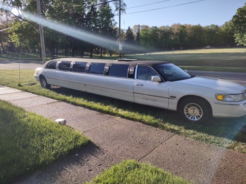 . 2001 TUX WESTWIND LINCOLN
