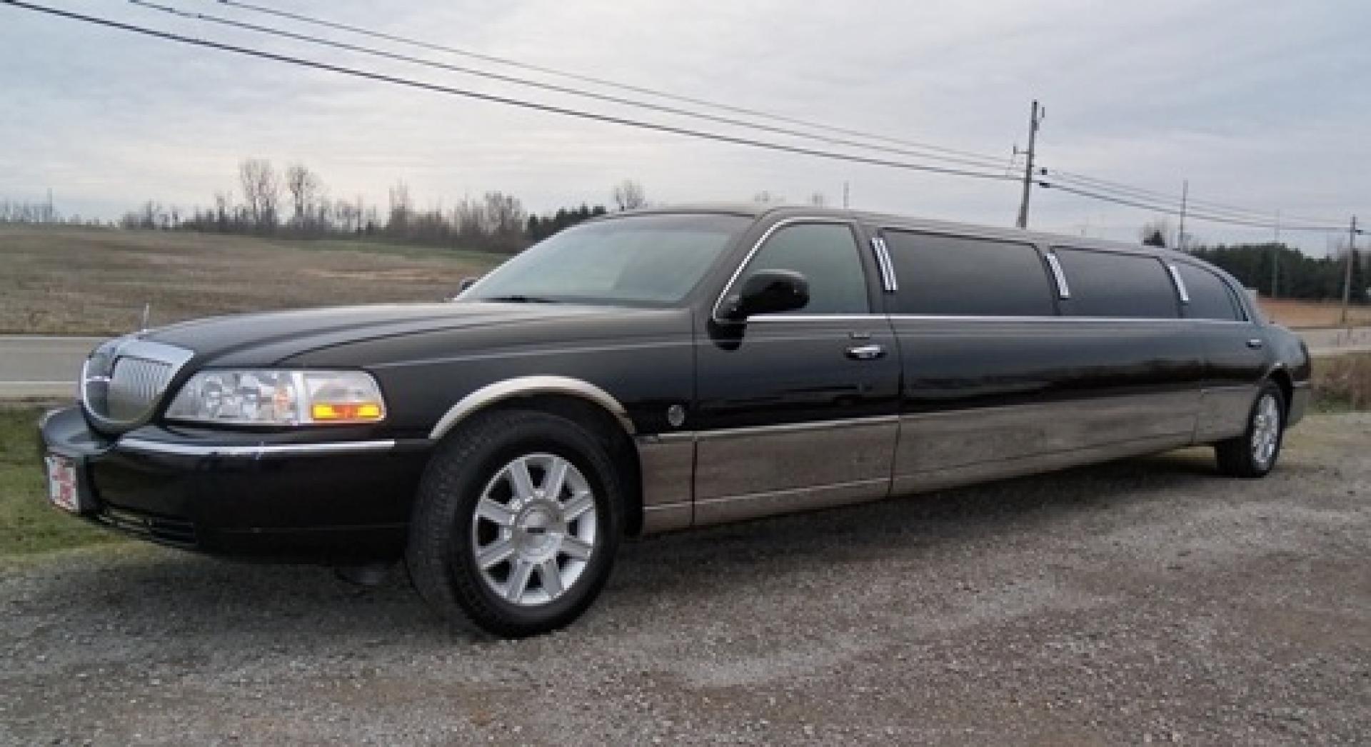 2006 Black Lincoln Town Car (1L1FM88W66Y) with an 4.6-Liter 8 Cylinder Engine engine, located at 1725 US-68 N, Bellefontaine, OH, 43311, (937) 592-5466, 40.387783, -83.752388 - Photo#0