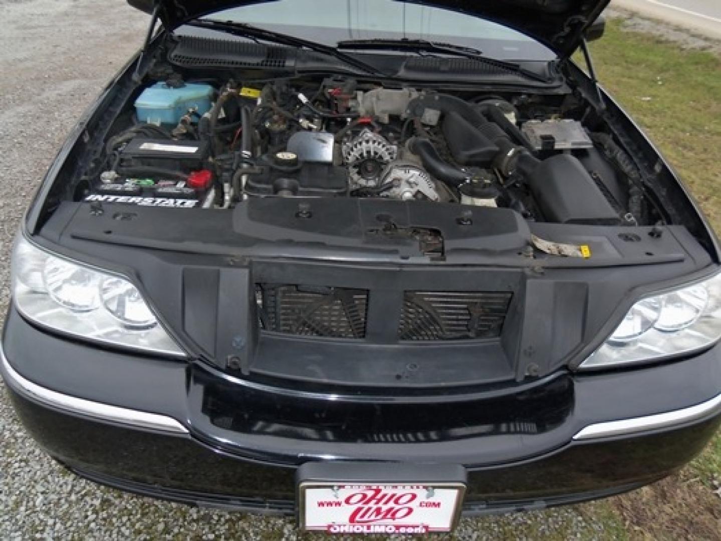 2006 Black Lincoln Town Car (1L1FM88W66Y) with an 4.6-Liter 8 Cylinder Engine engine, located at 1725 US-68 N, Bellefontaine, OH, 43311, (937) 592-5466, 40.387783, -83.752388 - Photo#11