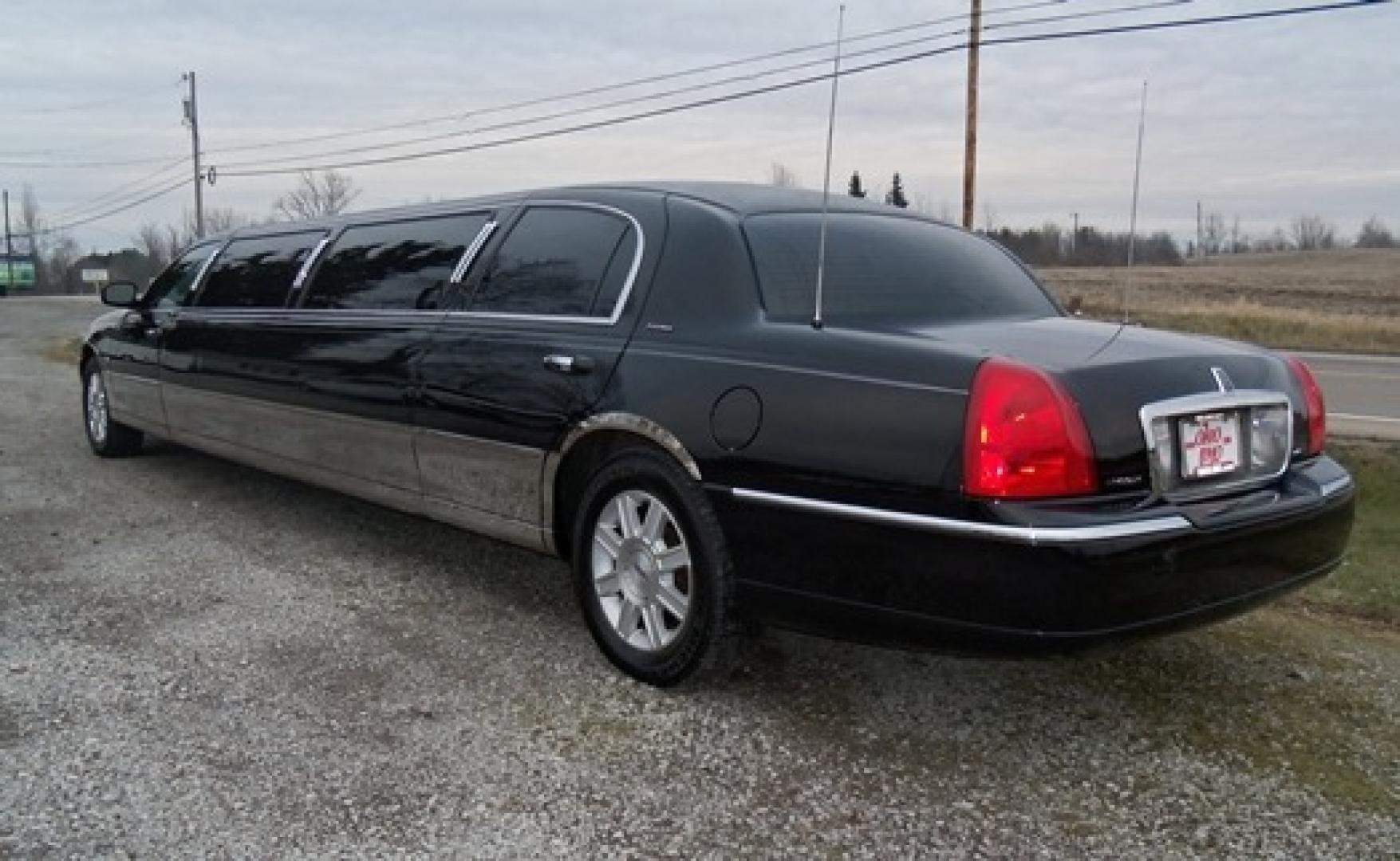 2006 Black Lincoln Town Car (1L1FM88W66Y) with an 4.6-Liter 8 Cylinder Engine engine, located at 1725 US-68 N, Bellefontaine, OH, 43311, (937) 592-5466, 40.387783, -83.752388 - Photo#1