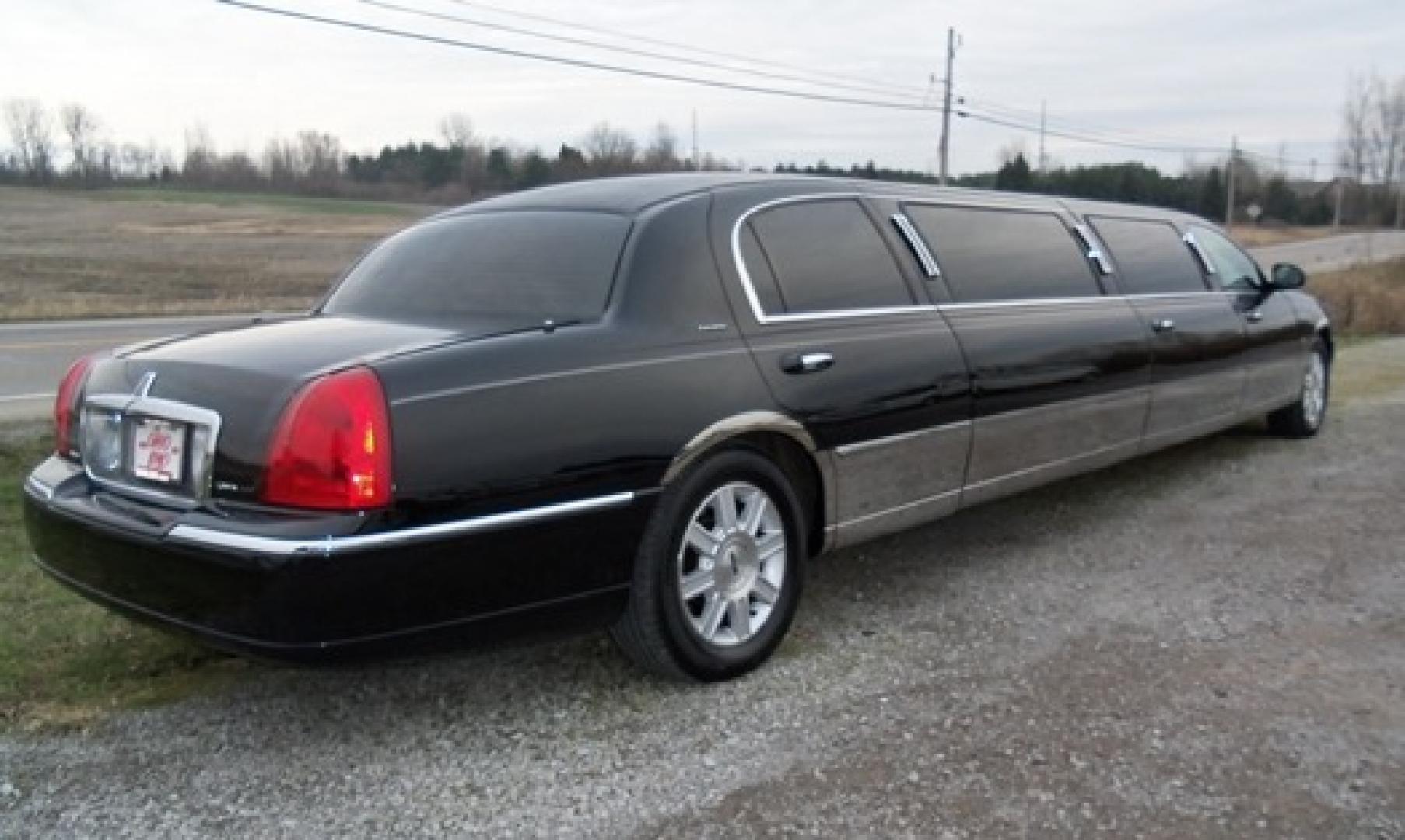 2006 Black Lincoln Town Car (1L1FM88W66Y) with an 4.6-Liter 8 Cylinder Engine engine, located at 1725 US-68 N, Bellefontaine, OH, 43311, (937) 592-5466, 40.387783, -83.752388 - Photo#3