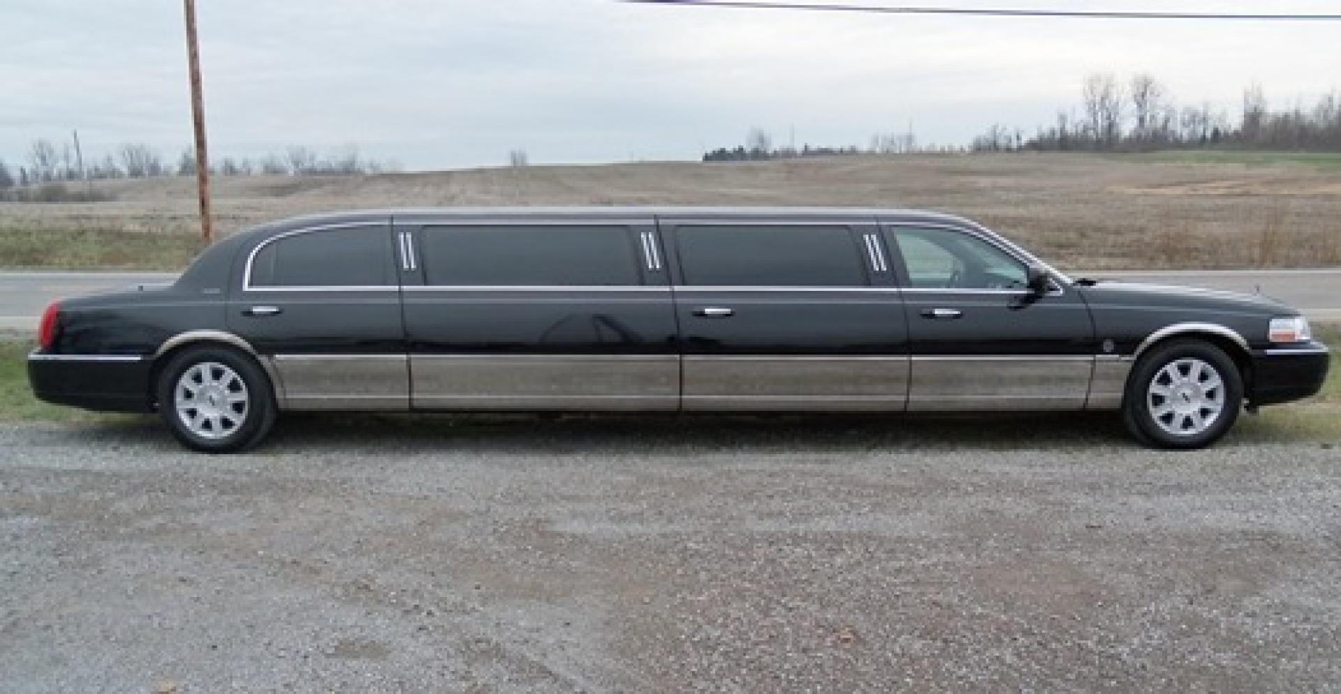 2006 Black Lincoln Town Car (1L1FM88W66Y) with an 4.6-Liter 8 Cylinder Engine engine, located at 1725 US-68 N, Bellefontaine, OH, 43311, (937) 592-5466, 40.387783, -83.752388 - Photo#4