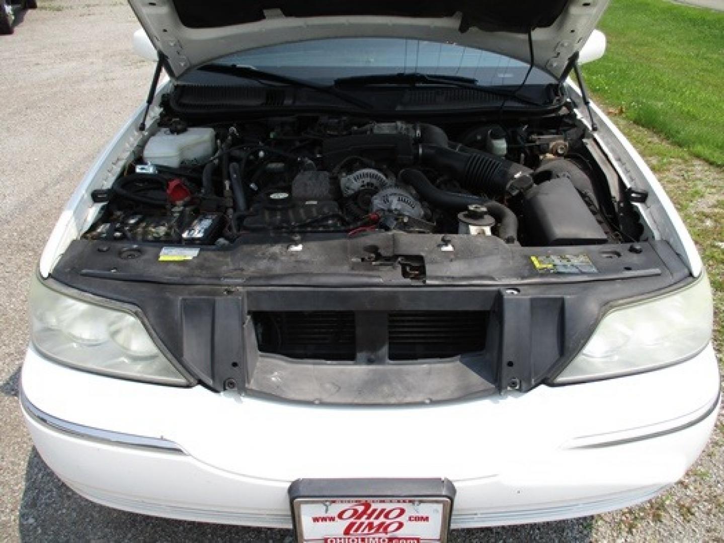 2004 White Lincoln Town Car (1LNHM83W44Y) with an 4.6-Liter 8 Cylinder Engine engine, located at 1725 US-68 N, Bellefontaine, OH, 43311, (937) 592-5466, 40.387783, -83.752388 - Photo#15