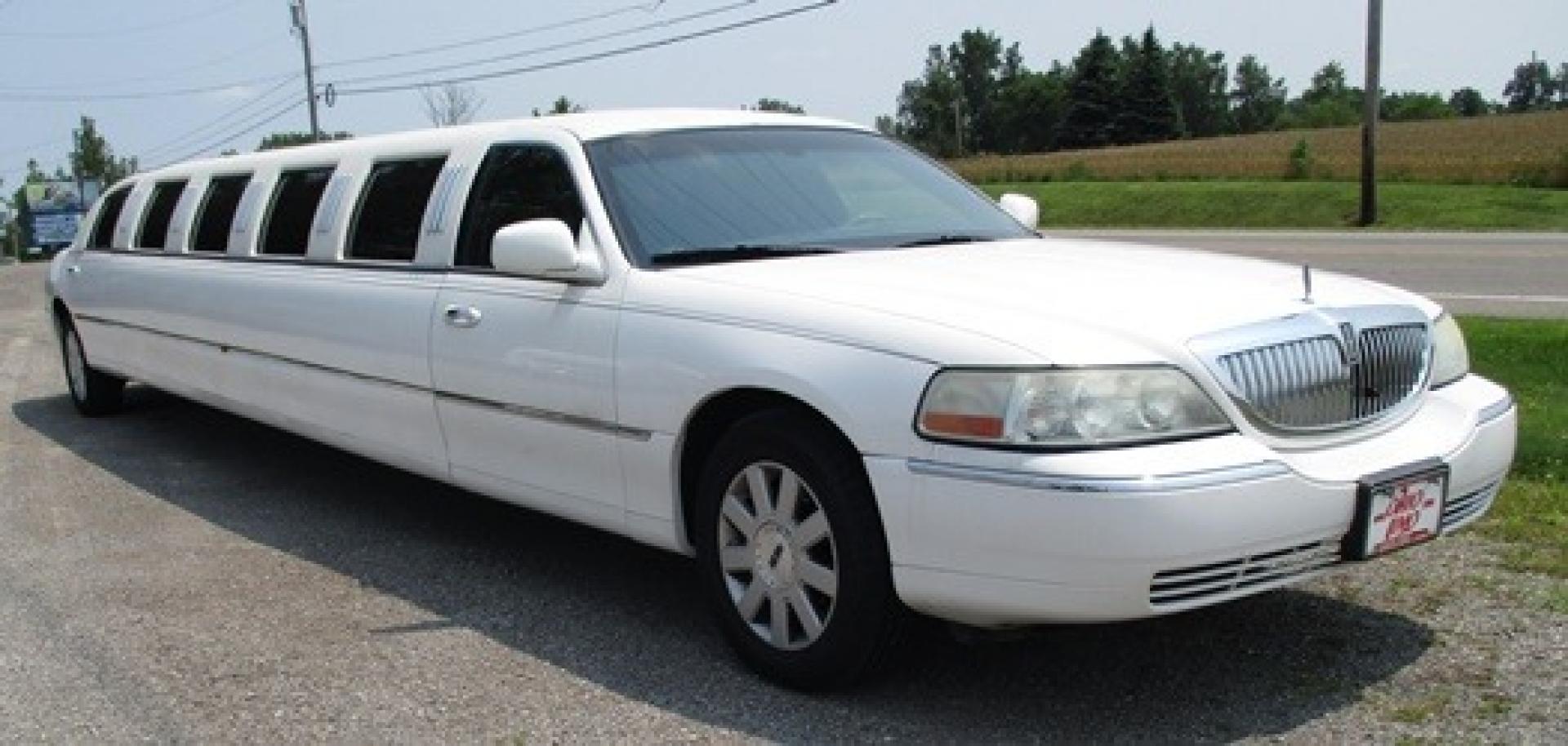 2004 White Lincoln Town Car (1LNHM83W44Y) with an 4.6-Liter 8 Cylinder Engine engine, located at 1725 US-68 N, Bellefontaine, OH, 43311, (937) 592-5466, 40.387783, -83.752388 - Photo#1