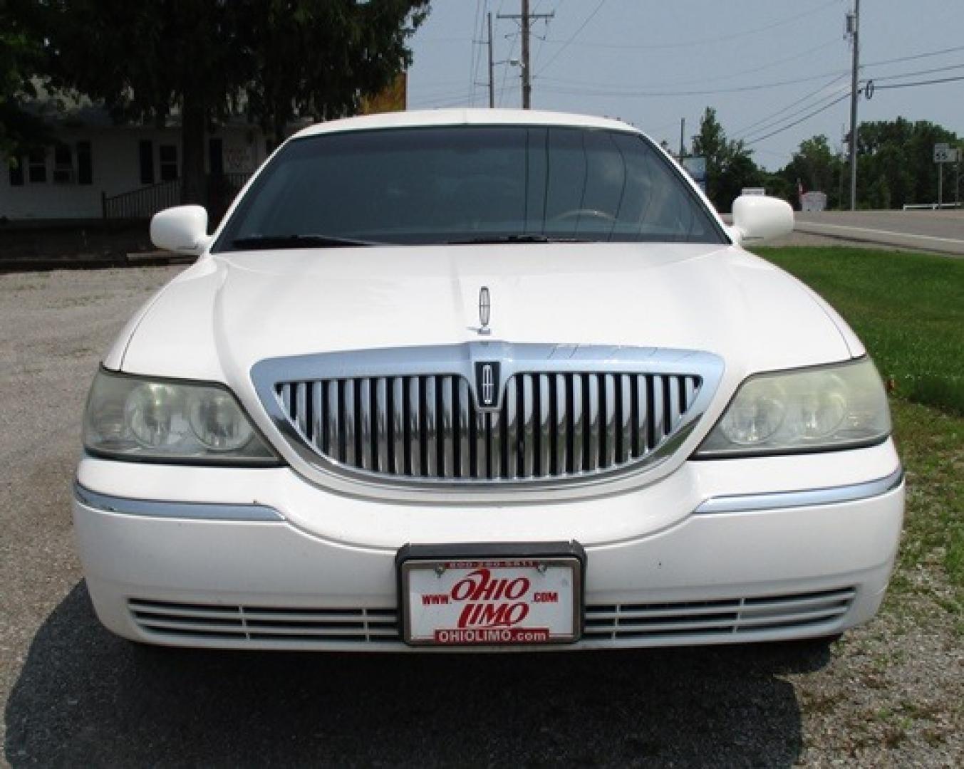 2004 White Lincoln Town Car (1LNHM83W44Y) with an 4.6-Liter 8 Cylinder Engine engine, located at 1725 US-68 N, Bellefontaine, OH, 43311, (937) 592-5466, 40.387783, -83.752388 - Photo#2