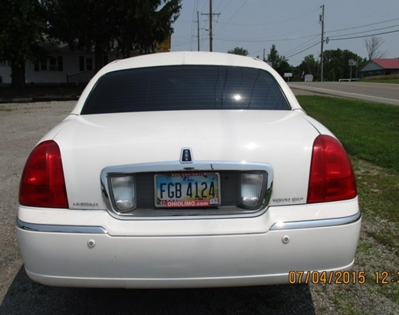 2004 White Lincoln Town Car (1LNHM83W44Y) with an 4.6-Liter 8 Cylinder Engine engine, located at 1725 US-68 N, Bellefontaine, OH, 43311, (937) 592-5466, 40.387783, -83.752388 - 2004 LINCOLN 180” SUPER STRETCH-ULTRA, White-Black Lth. J-Seat Int., Mirrored ceiling, AM-FM-CD-DVD-TV’s, bar w-champ-ice buckets & glassware, needs some exterior cosmetic workMAKE OFFER - Photo#3